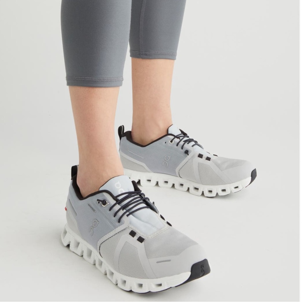 On Cloud 5 Waterproof Running Shoes Women’s size 8 in Glacier/White